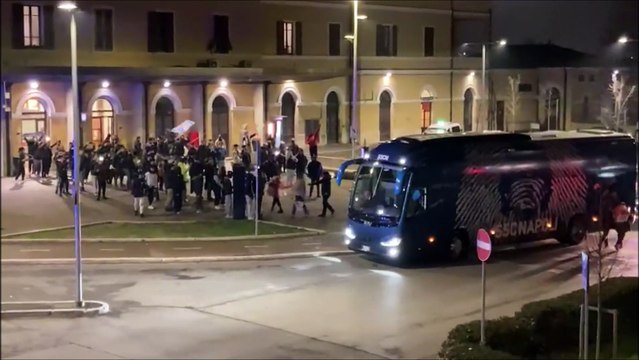 Empoli, i tifosi del Napoli festeggiano alla stazione dopo la vittoria del Castellani