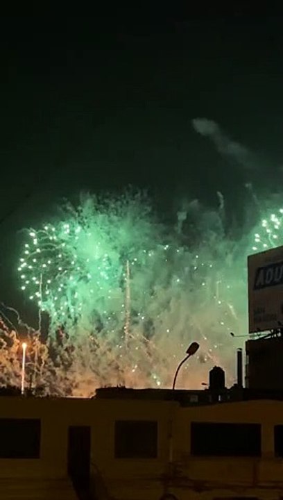 Fuegos artificiales al final del concierto de Calvin Harris desató críticas y memes en las redes sociales.