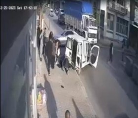 OTOMOBİLLE ÇARPIŞAN HAFİF TİCARİ ARACIN YAYALARIN ARASINA DALMASI KAMERADA 4 YARALI