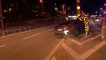 Kadıköy'de otomobil bariyere ok gibi saplandı: 3 yaralı