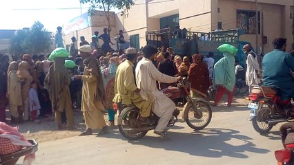 MANS LINES ON ROAD SIDE FOR FLOUR HELP THAT PEOPLES