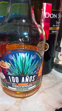 tequila reposado 100 años de la casa sauza bebida tradicional de jalisco mexico