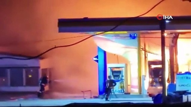 Akaryakıt istasyonu alev alev yandı, ekipler söndürmek için seferber oldu