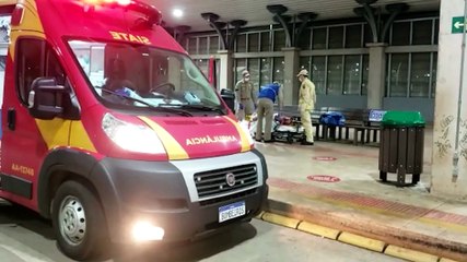 Homem ferido recebe atendimento do Siate dentro do Terminal Oeste de Cascavel