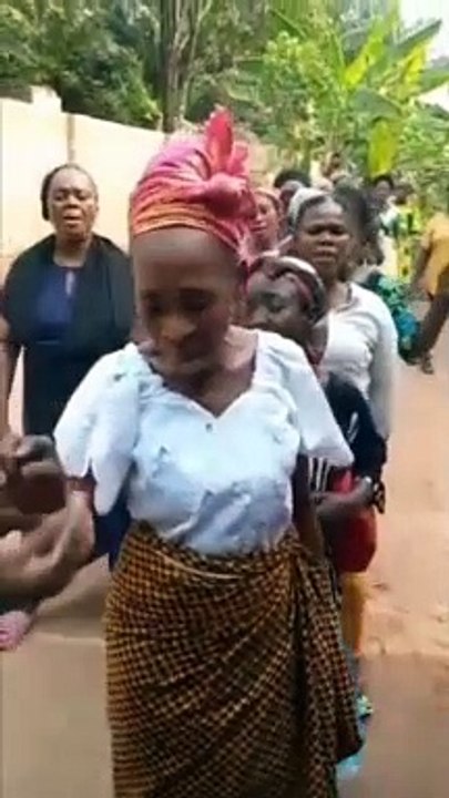 Nigeria elections: EC Officials Force Old Women To Vote For A Their Preferred Presidential Candidate