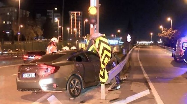 Bariyerlere saplanan otomobilde can pazarı
