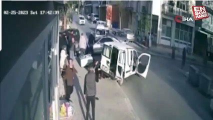İzmir’de kazada savrulan aracın yayalara çarptığı anlar