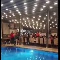 Depremzedeler için sahne alan Mustafa Keser havuza düştü