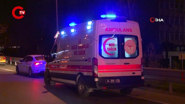 Kadıköy'de otomobil bariyere saplandı