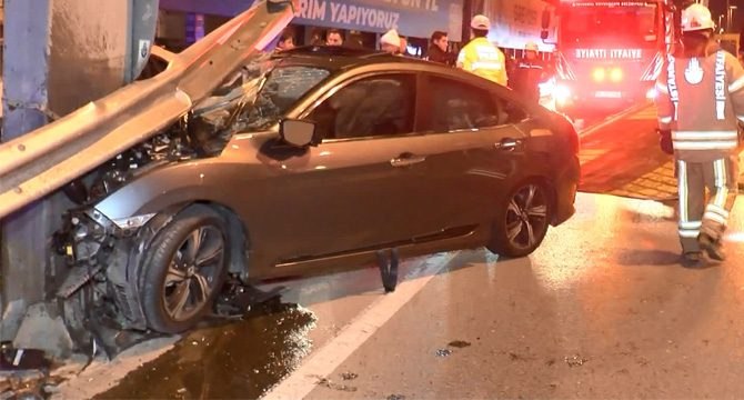 Otomobil bariyere saplandı: Çok sayıda yaralı var