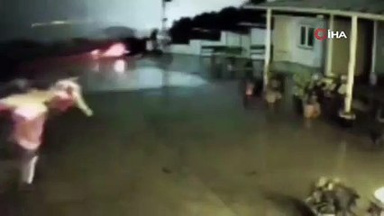 Hatay'da deprem anı kamerada! Gece gündüze döndü!