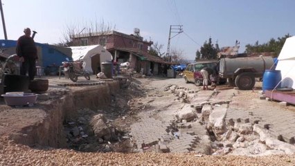 Antakya'da Fay Hattı Geçen Köyde Derin Yarıklar Oluştu.