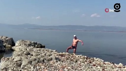 Kış soğuğuna aldırmadan İznik Gölü’ne giriyor