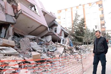 Depremde yıkılan evinin başında nöbet tutuyor