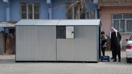 3 katlı kolonsuz evlerinin önündeki emanet barakada yaşıyorlar