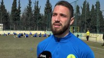 Genç futbolcu, Taner Savut'u anlatırken gözyaşlarına hakim olamadı