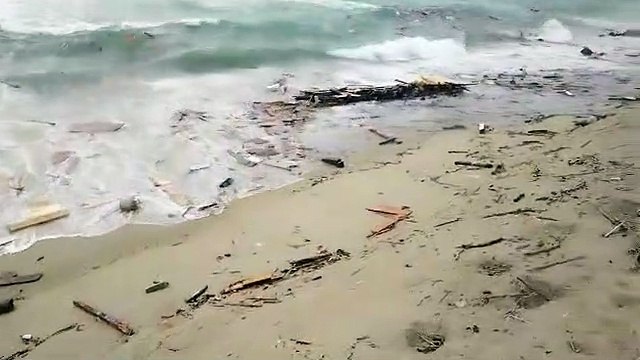 Cutro, strage di migranti: i resti dell'imbarcazione