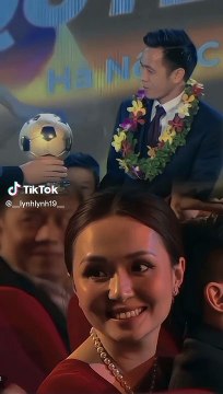 Vợ Văn Quyết rạng ngời, xách túi hiệu 500 triệu dự lễ trao giải