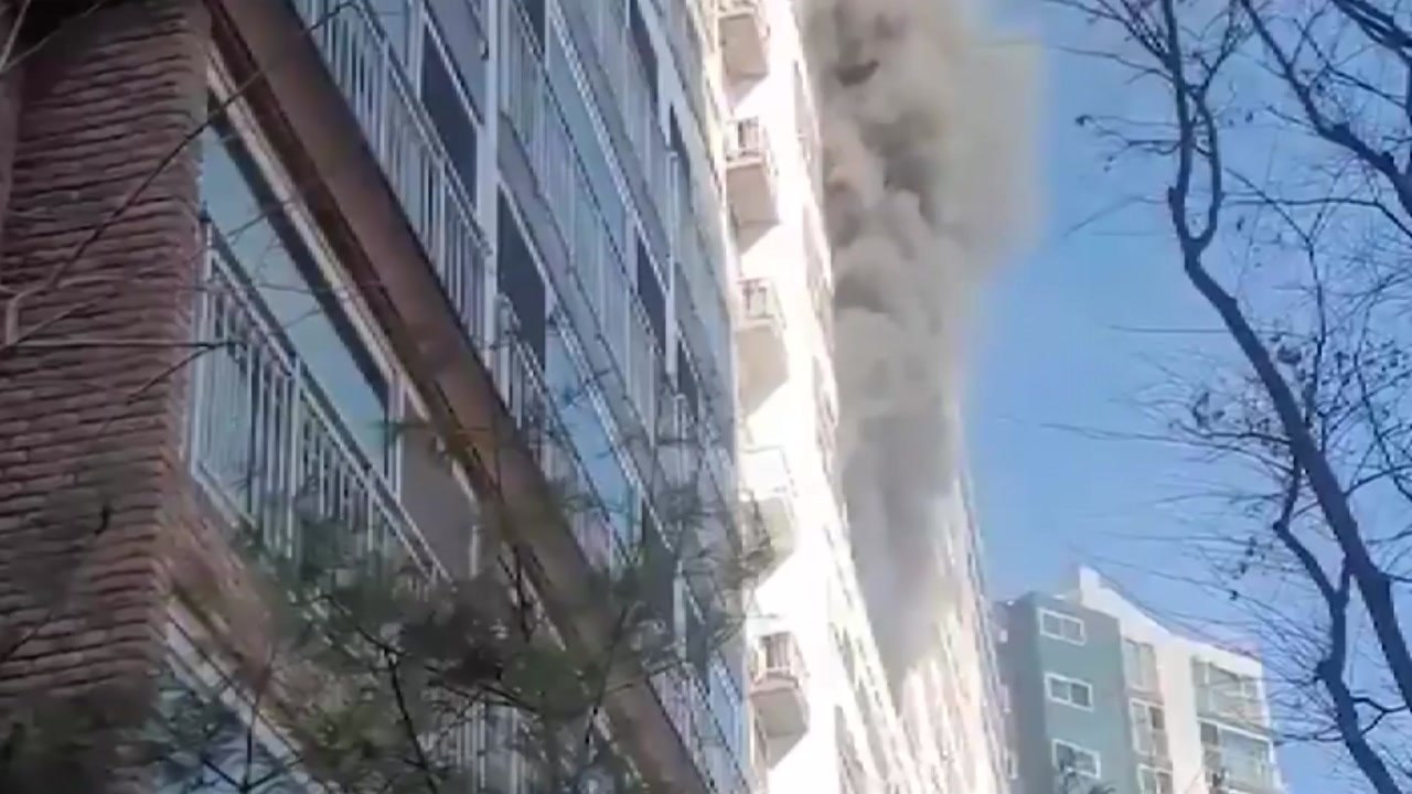 충남 천안 아파트에서 화재...12명 병원 이송 / YTN