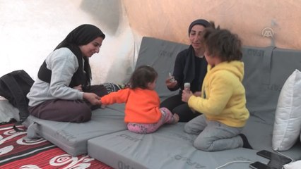 Ebrar Sitesi'nde düşen pencerenin oluşturduğu yaşam alanı sayesinde enkazdan kurtuldular