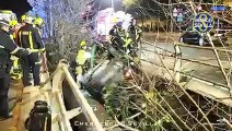 Resgatados após carro ficar suspenso em buraco de sete metros.