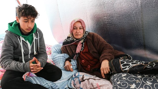 Depremde kendini eşi ve çocuklarına siper etti
