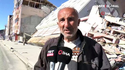 Temeliyle kalkarak yan yatan ibretlik binayı görenler, fotoğraf çektirmeden geçmiyor