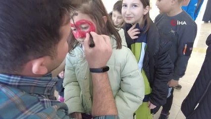 Depremzede çocuklara tiyatro ile moral etkinliği