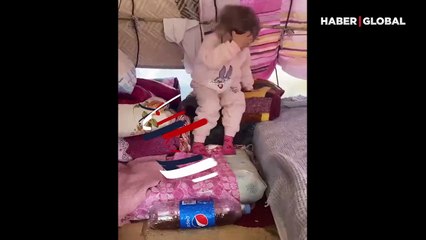 Depremden kurtulan minik Eslem'in doğum günü için pasta beklediği anlar viral oldu