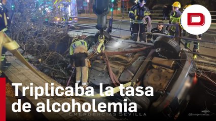 El complicado rescate de un coche a punto de precipitarse al vacío
