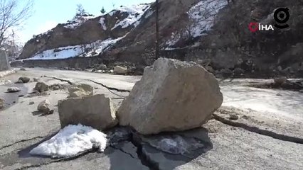 Depremle oluşan heyelanda dev kayalar yola düştü