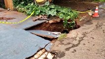 Buraco se abre na Rua Paraná após temporal