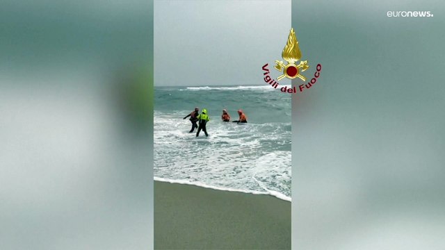 شاهد: الصور الأولى بعيد غرق قارب على متنه عشرات المهاجرین قبالة سواحل إيطاليا