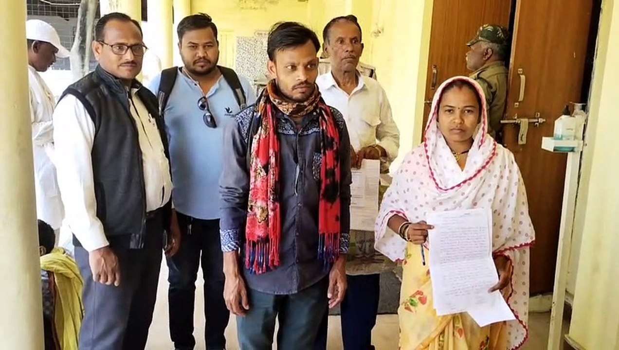 बिजली विभाग की मनमानी से परेशान महिला ने कलेक्टर से लगाई गुहार