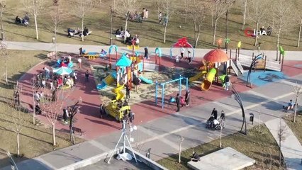 Güneşli havayı gören vatandaşlar parkalara akın etti