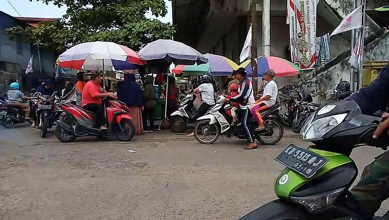 Kegiatan pasar teratai pagi hari.