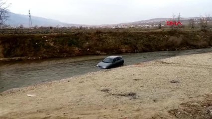 DEREYE DÜŞEN OTOMOBİLİNİ ÇIKARAMAYINCA BIRAKIP GİTTİ