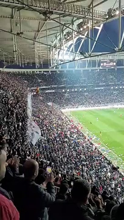 Sahaya depremzede çocuklar için oyuncak atıldı