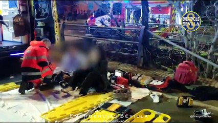 Rescatan un coche a punto de precipitarse al vacío con cuatro jóvenes en su interior