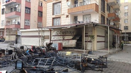 KAVGA ETTİKLERİ KİŞİNİN İŞYERİNDEKİ EŞYASINI SOKAĞA ÇIKARIP ATEŞE VERDİLER