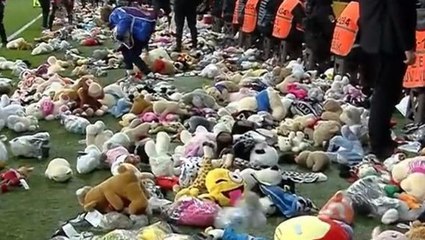 Duygu dolu anlar! Beşiktaş stadının tüm zemini oyuncuklarla doldu