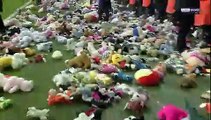 Depremzede çocuklar için sahaya oyuncak 'yağdı'
