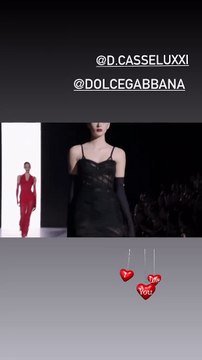 Deva Cassel a présenté une magnifique robe noire moulante et transparente façon corset, en mode femme fatale