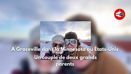 Deux grands parents jouent avec des pistolets à eau