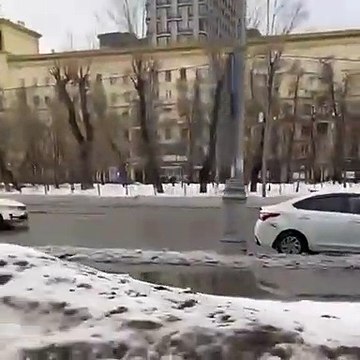 Une femme en colère vient détruire la voiture de son mari