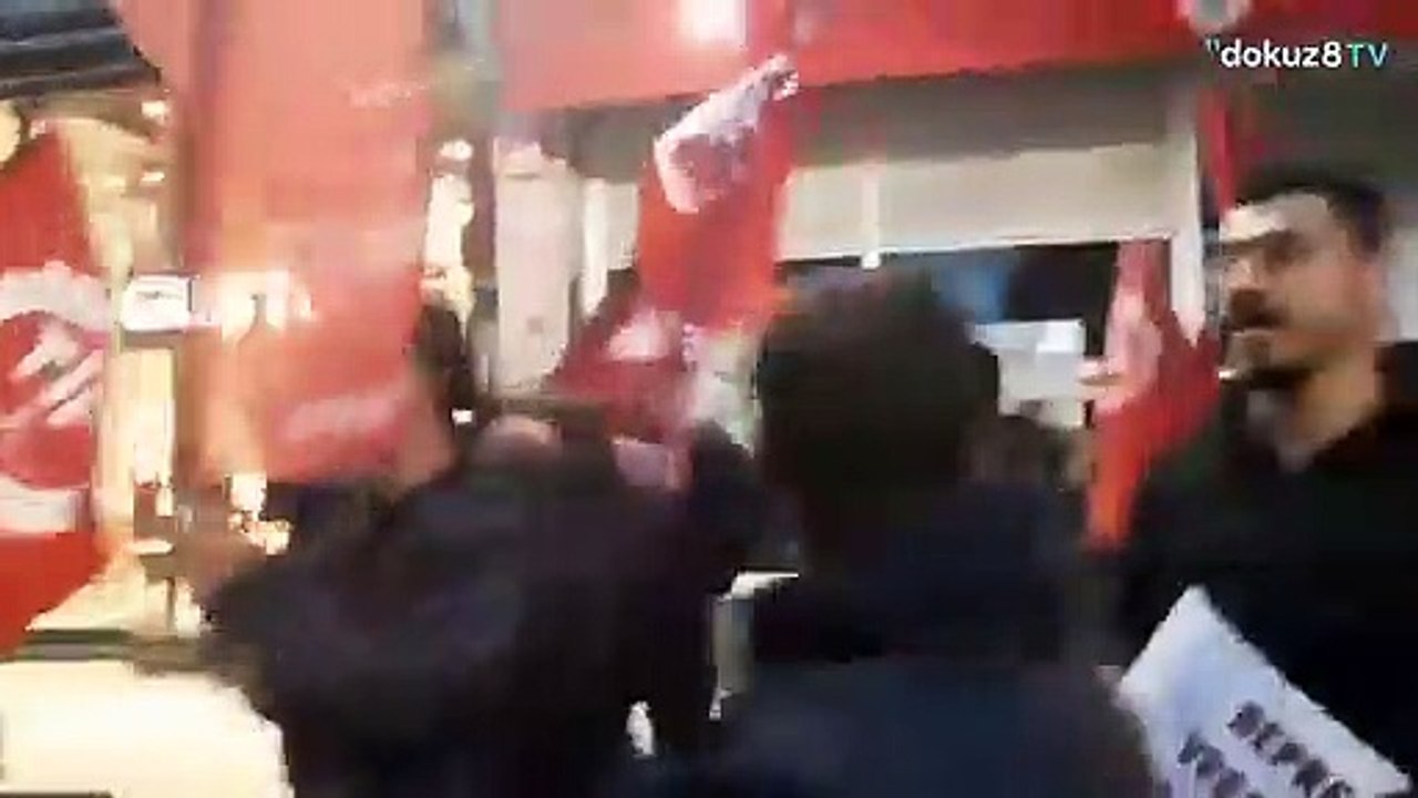 Kızılay'ı protesto edip "hükümet istifa" sloganları atan TİP'lilere polis müdahalesi