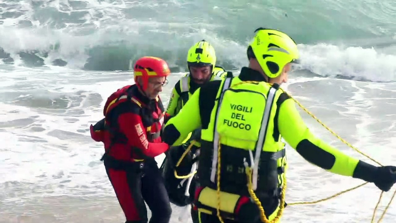 Strage di Crotone, i sommozzatori recuperano i resti del naufragio in riva al mare