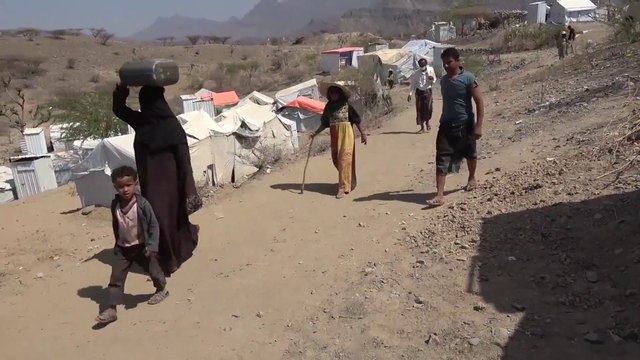 بعدما طردتها ميليشيا الحوثي.. كيف تعيش عشرات الأسر النازحة في مخيمات تعز؟