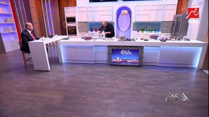 عمرو اديب وهو يأكل الفرخة البرازيلي المحمرة بالملوخية: طنط امينة لو شافتني هتضربني بالنار