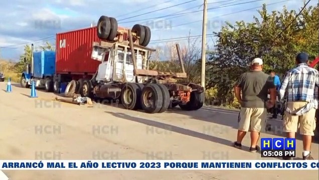 Chófer de un camión se salva de milagro tras chocar contra una rastra en Juticalpa